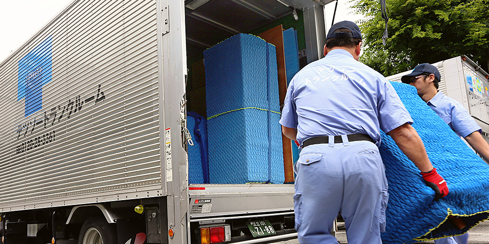 トラックに荷物を運んでいる引越しの写真